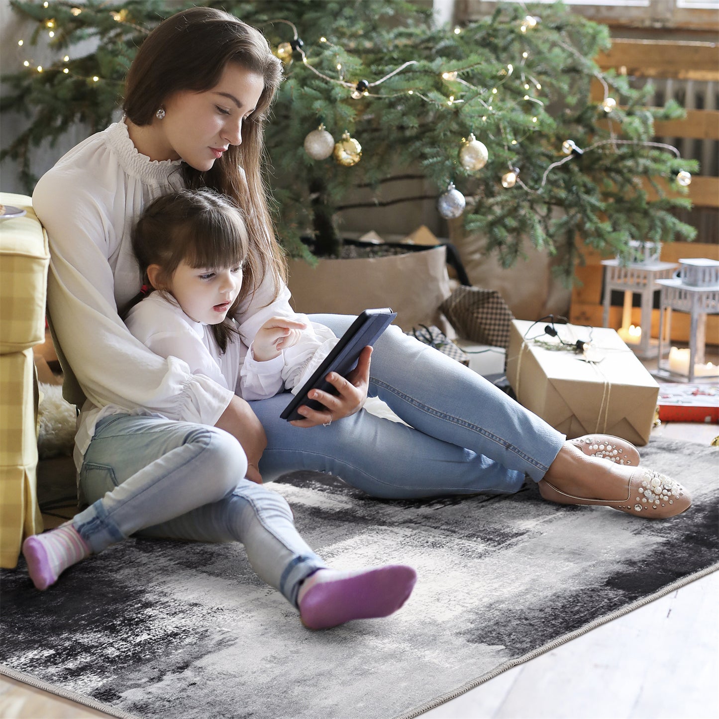 Abstract Area Rug for Kitchen & Indoor, Machine Washable Black Rugs with Non-Slip Backing